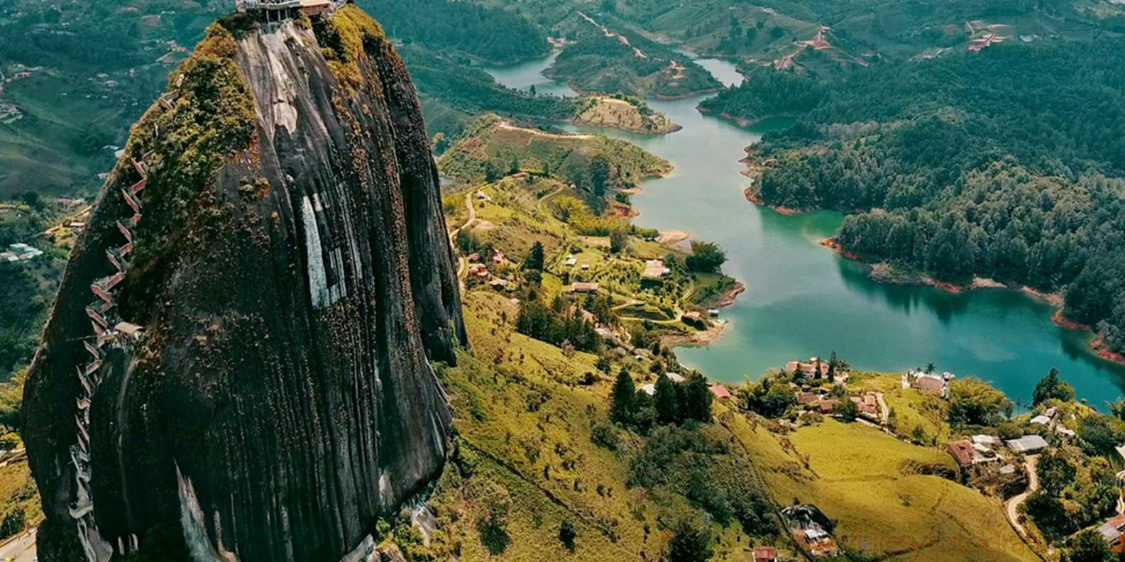 Cena de reportagem: medellin: Guatapé Day Trip & Boat to Pablo Escobar's Estate GetYourGuide, no trecho “O que ver em Medellín antes de sair da cidade”