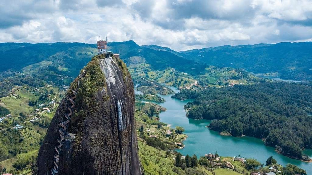 Cena de reportagem: guatape Tour - Two Travel Concierge, no trecho “Medellín dentro da região dos Andes Ocidentais”