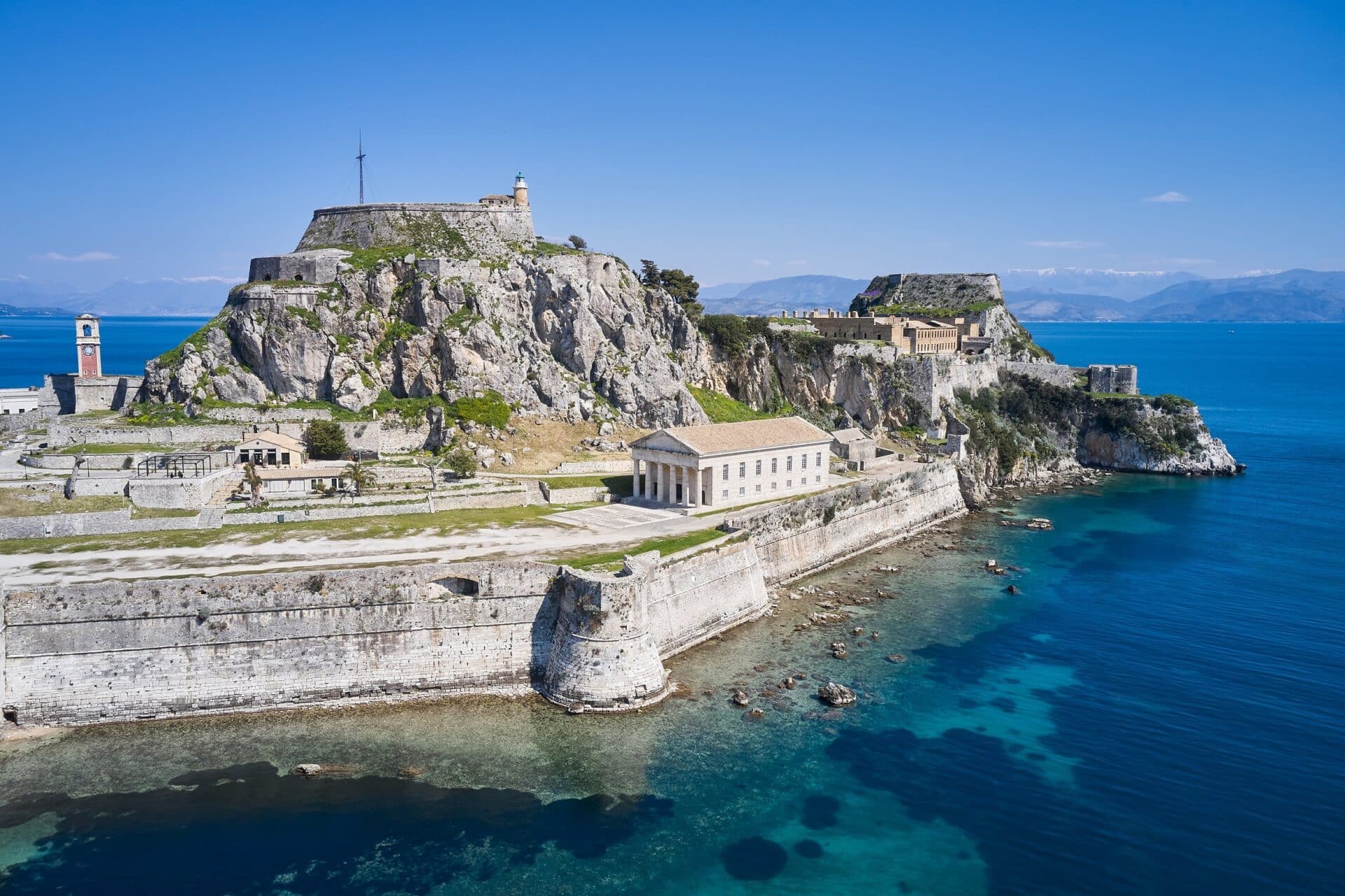 Cena de reportagem: corfu's Old Fortress: A Legacy of Power and Preservation - GreekReporter.com, no trecho “Dia 2: comida local e passeios de barco”