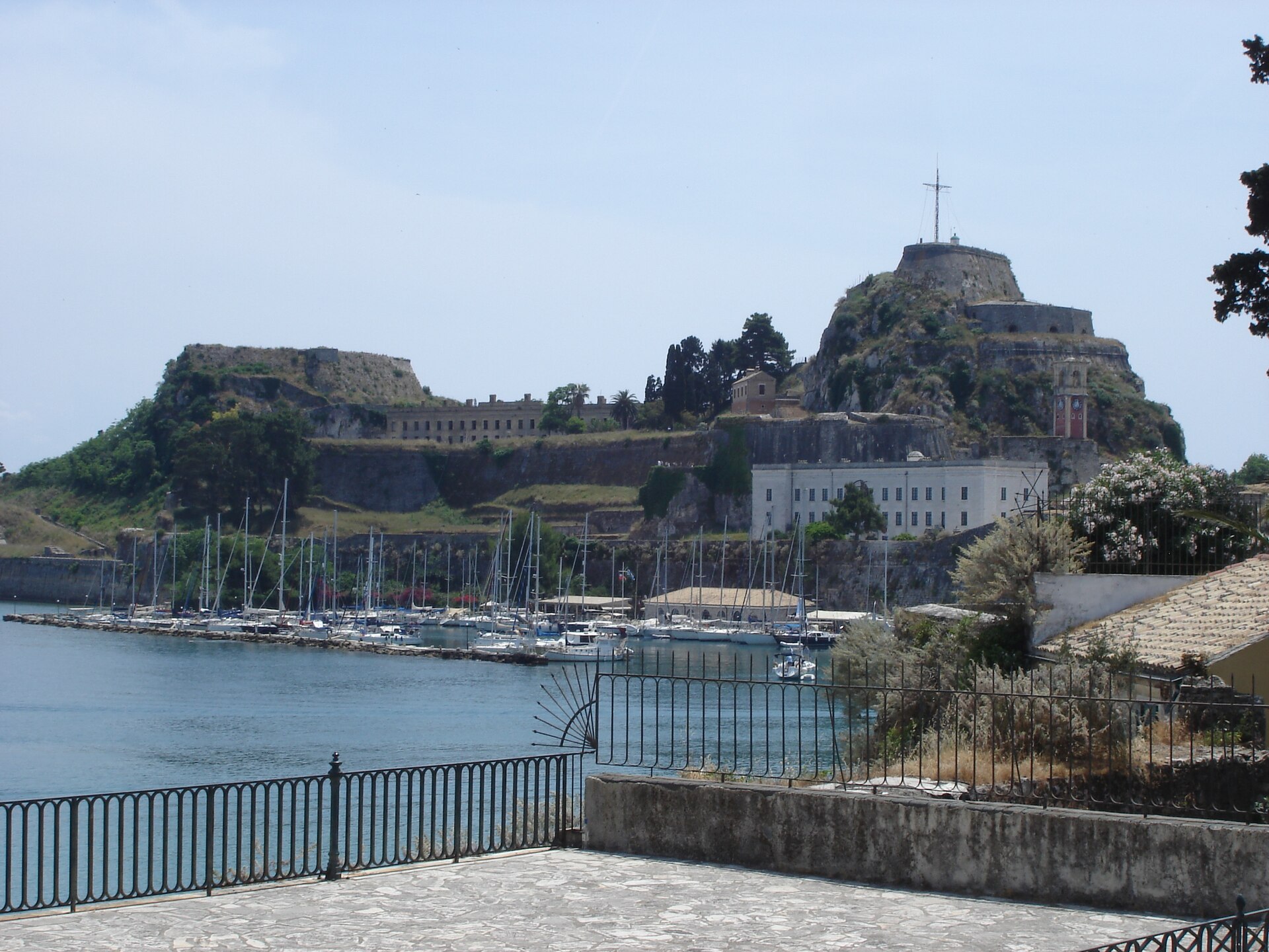 Cena de reportagem: file:The Old Fortress, Corfu Town.jpg - Wikipedia, no trecho “Antes de reservar”