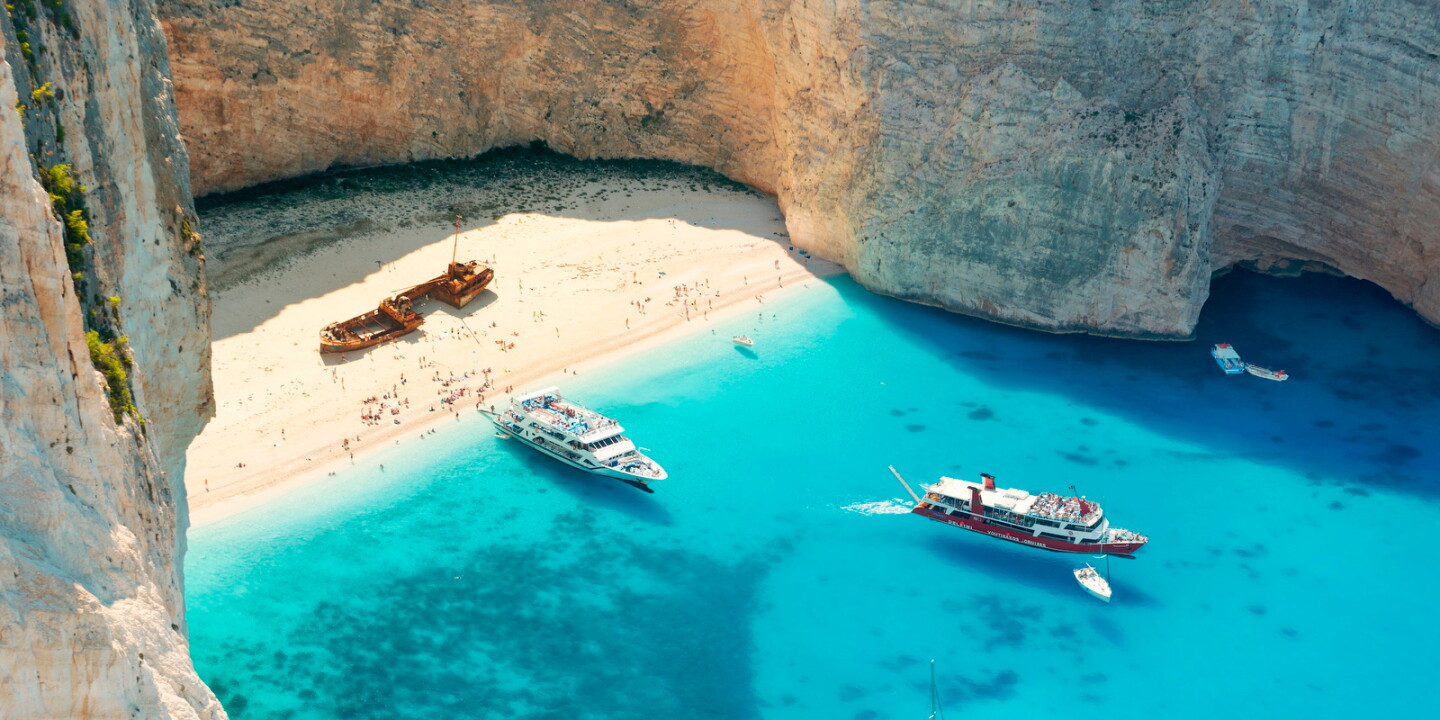 Cena de reportagem: review of Navagio (Shipwreck) Beach Latvia, Europe - AFAR, no trecho “Praias e cavernas marinhas”