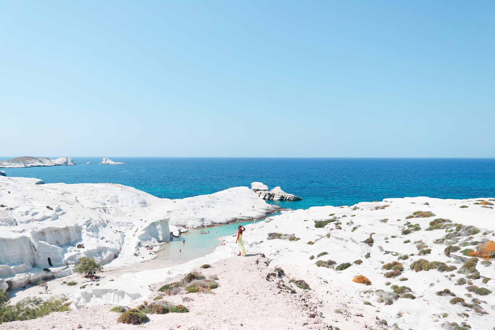 Cena de reportagem: sarakiniko, a unique beach in Milos - Diana Miaus, no trecho “Como chegar”
