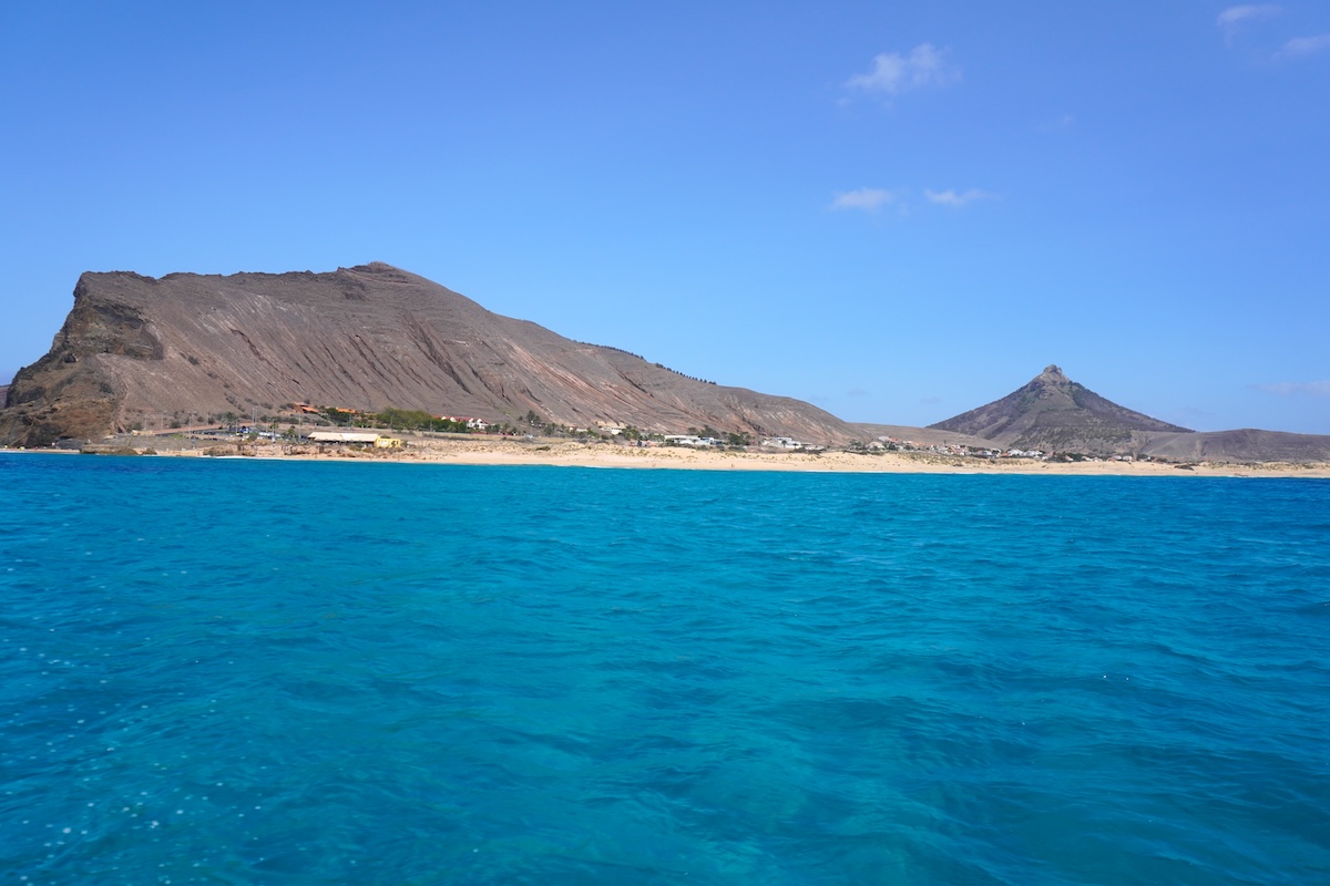 Cena de reportagem: porto Santo travel guide: best things to see and do in the beach paradise next t, no trecho “Uma ilha plana, seca e de solo arenoso”