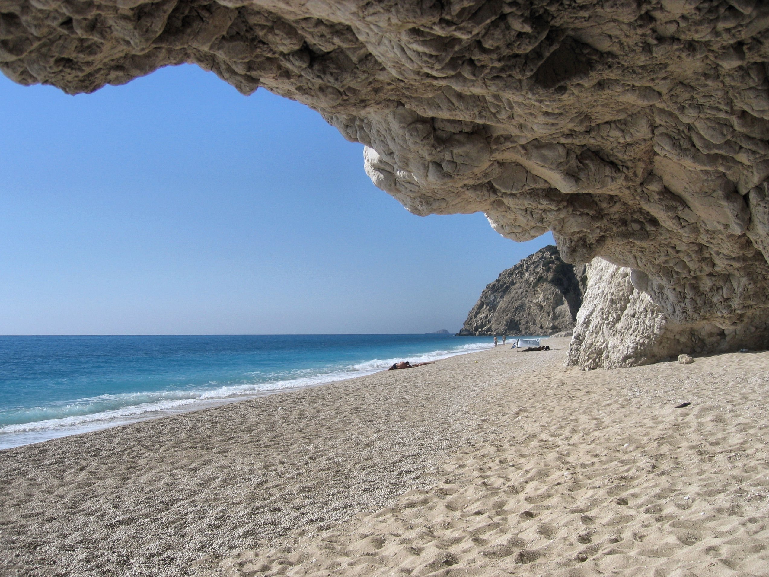 Cena de reportagem: egremni Beach Photo from Athani in Lefkada Greece.com, no trecho “Cabo Doukato e o Salto de Safo”
