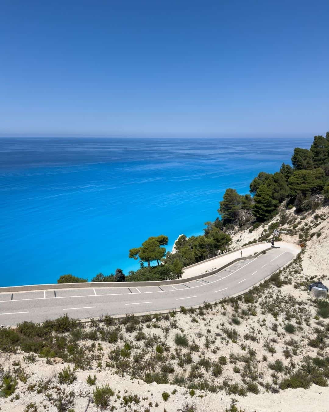 Cena de reportagem: egremni Beach in Lefkada: The Bluest Water I’ve Ever Seen - Avenly Lane Travel, no trecho “Como encaixar Lefkada num roteiro jônico”