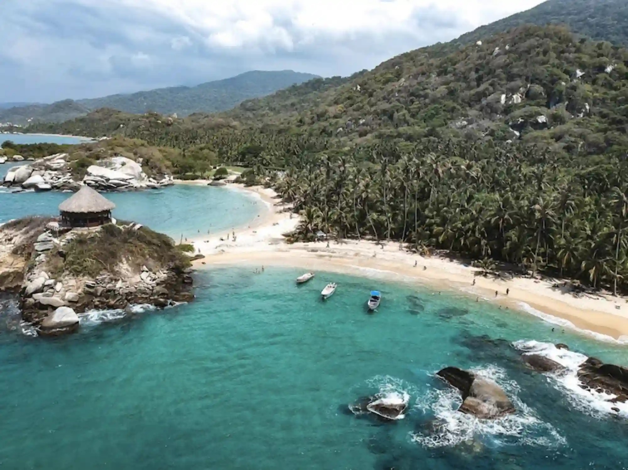 Cena de reportagem: how to Prepare for a Day Trip to Tayrona Park in Colombia, no trecho “Praias para um dia de mar”