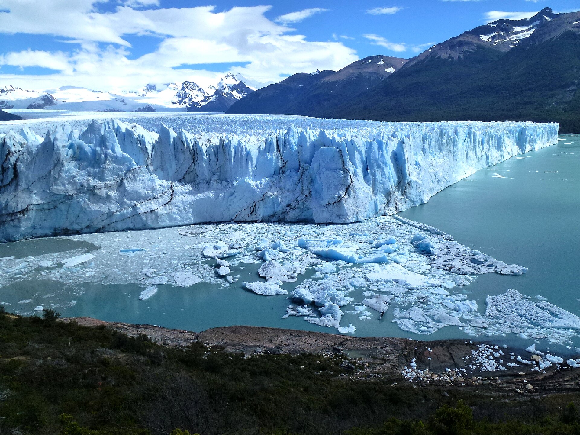 Cena de reportagem: file:Glaciar Perito Moreno Los Glaciares el Parque Nacional Argentina - panorami, no trecho “El Chaltén: trilhas aos pés do Fitz Roy”