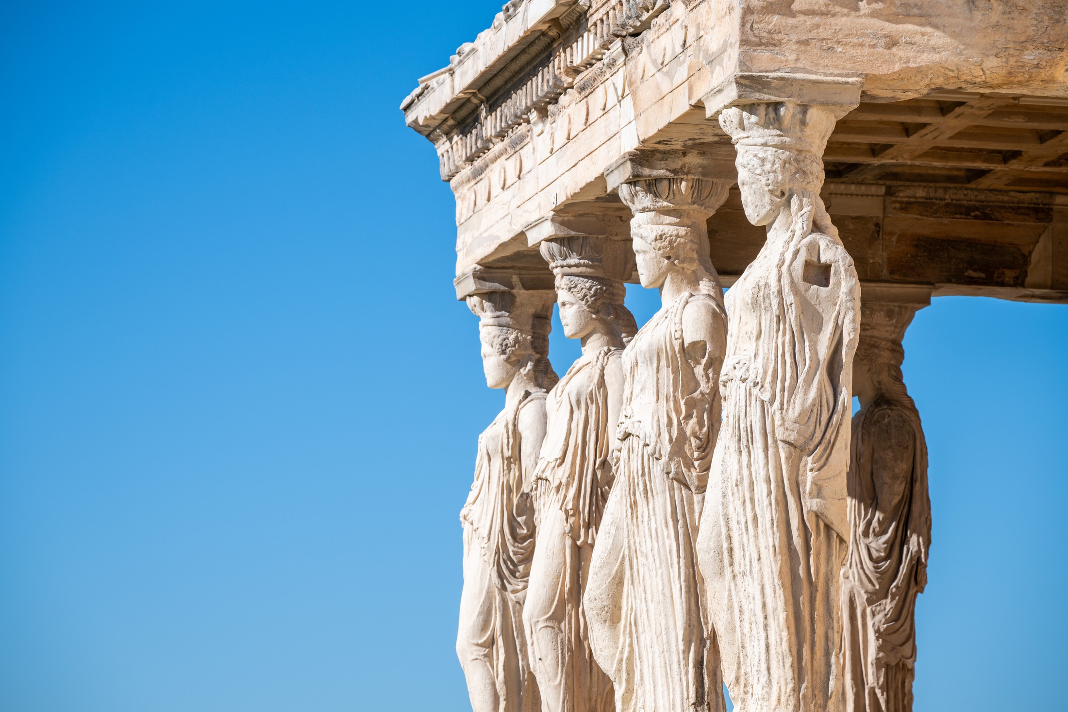 Cena de reportagem: atenas tem muito além da Acrópole e um roteiro de três dias revela outra capital grega, no trecho “Dia 2: Ágora e museus”
