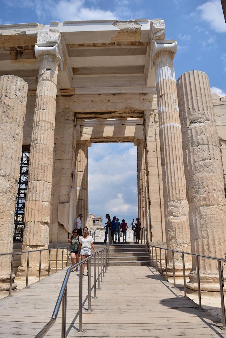 Cena de reportagem: história e mitologia da Acrópole de Atenas - 360meridianos, no trecho “Clima e época”