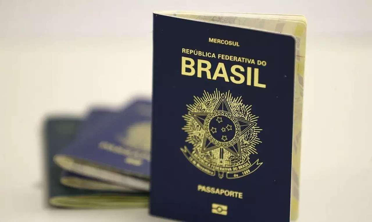 Cena de reportagem: trump exige caução de US$ 15 mil para visto americano; Brasil não é afetado, no trecho “Passaporte anterior e menores”