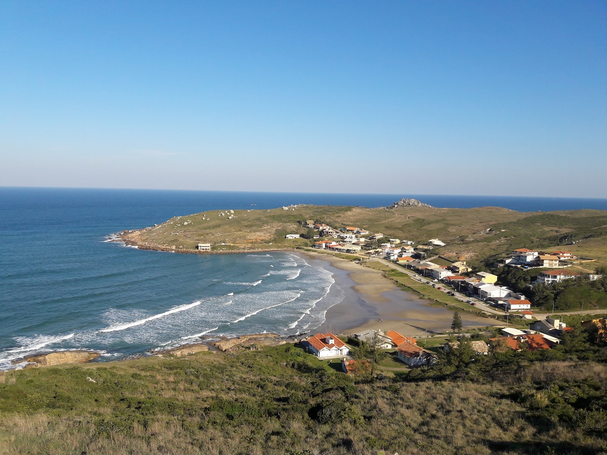 Cena de reportagem: loft: Teresa Beach, Laguna (beachfront) - Guesthouses for Rent in Laguna, Santa, no trecho “Como planejar uma visita a Laguna”