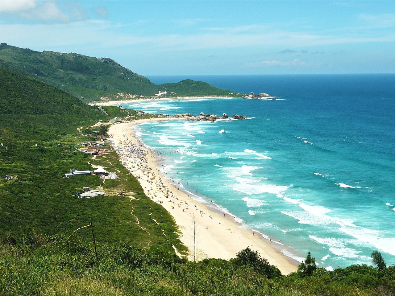 Cena de reportagem: pRAIA MOLE VISTA DO MORRO DO GRAVATÁ Florianópolis,SC-Bras. Flickr, no trecho “As quatro praias de Florianópolis na lista”