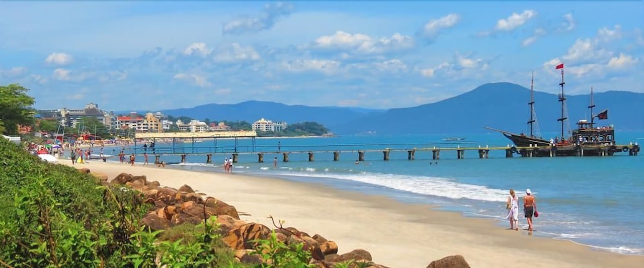 Cena de reportagem: фото: Residencial Praia Mar, гостиница, Флорианополис, Rua Vasco de Oliveira Gon, no trecho “Como montar o roteiro”
