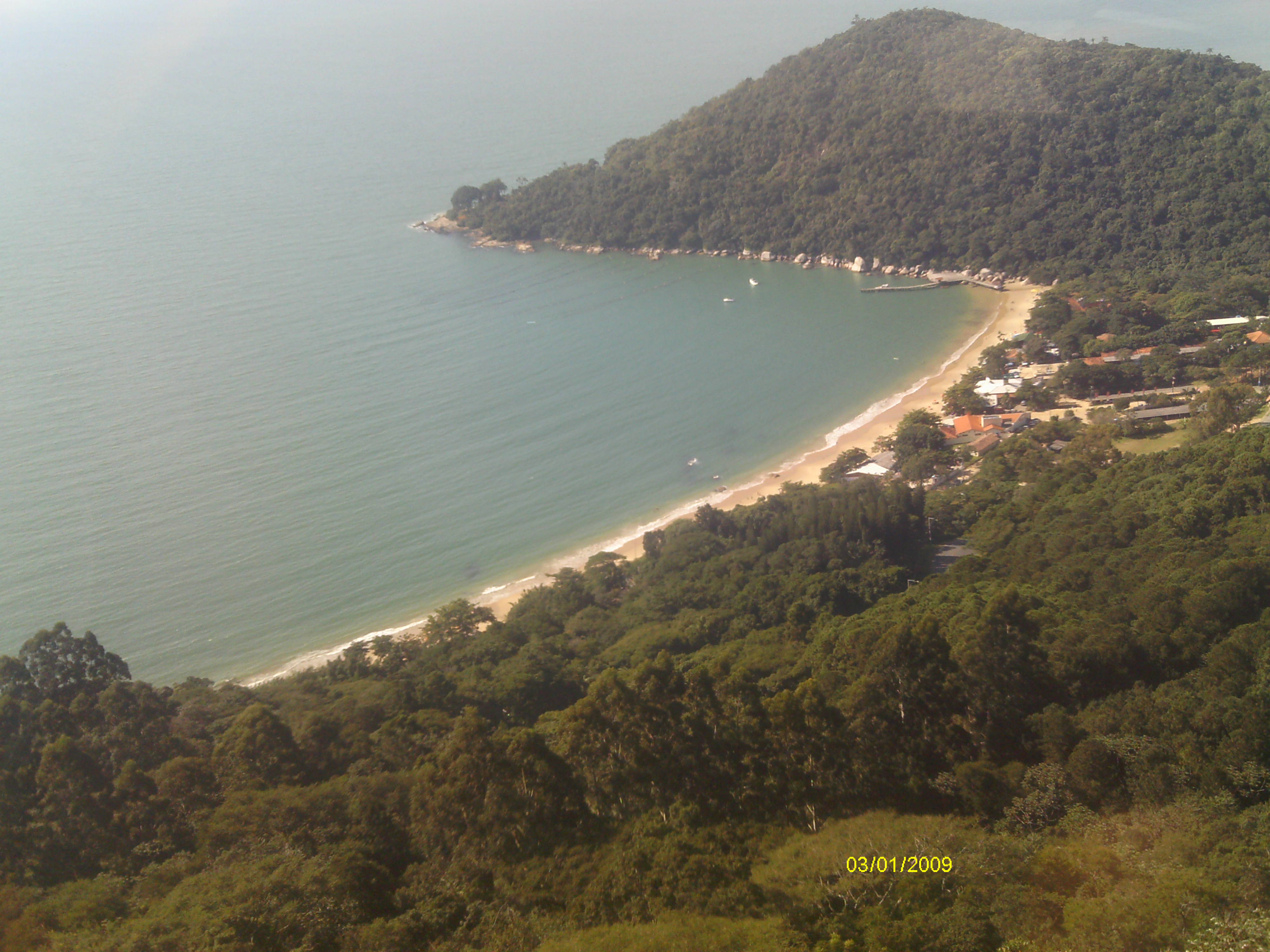 Cena de reportagem: file:BALNEÁRIO CAMBORIÚ (Praia de Laranjeiras), Santa Catarina, Brasil by Nivald, no trecho “As três praias e a marina”