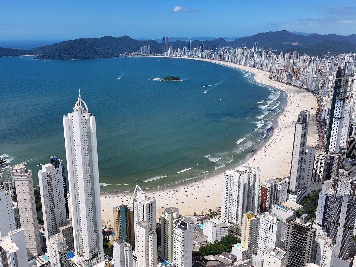 Cena de reportagem: the Brazilian city earning the title 'Dubai of South America', no trecho “Como combinar com outros destinos do litoral”