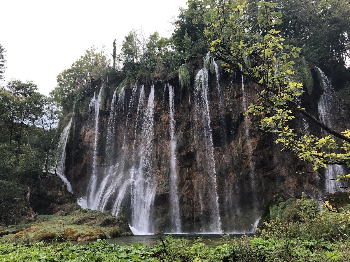Cena de reportagem: plitvice National Park Full Day Tour from Zadar - 2026 - Tripadvisor, no trecho “Como a água vira pedra”