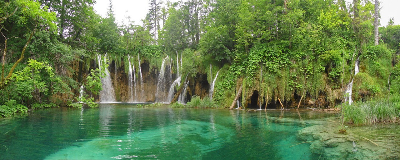 Cena de reportagem: terraza o presa travertínica activa - Lagos de Plitvice (C. Flickr, no trecho “As barreiras continuam crescendo hoje”
