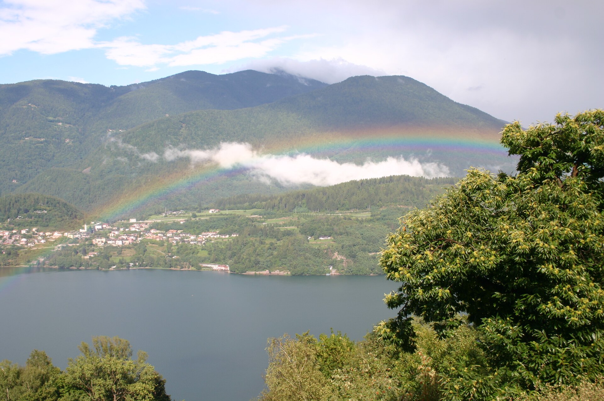 Cena de reportagem: file:Santa Caterina - Vista sul lago.jpg - Wikimedia Commons, no trecho “O que a lista diz sobre Itá”