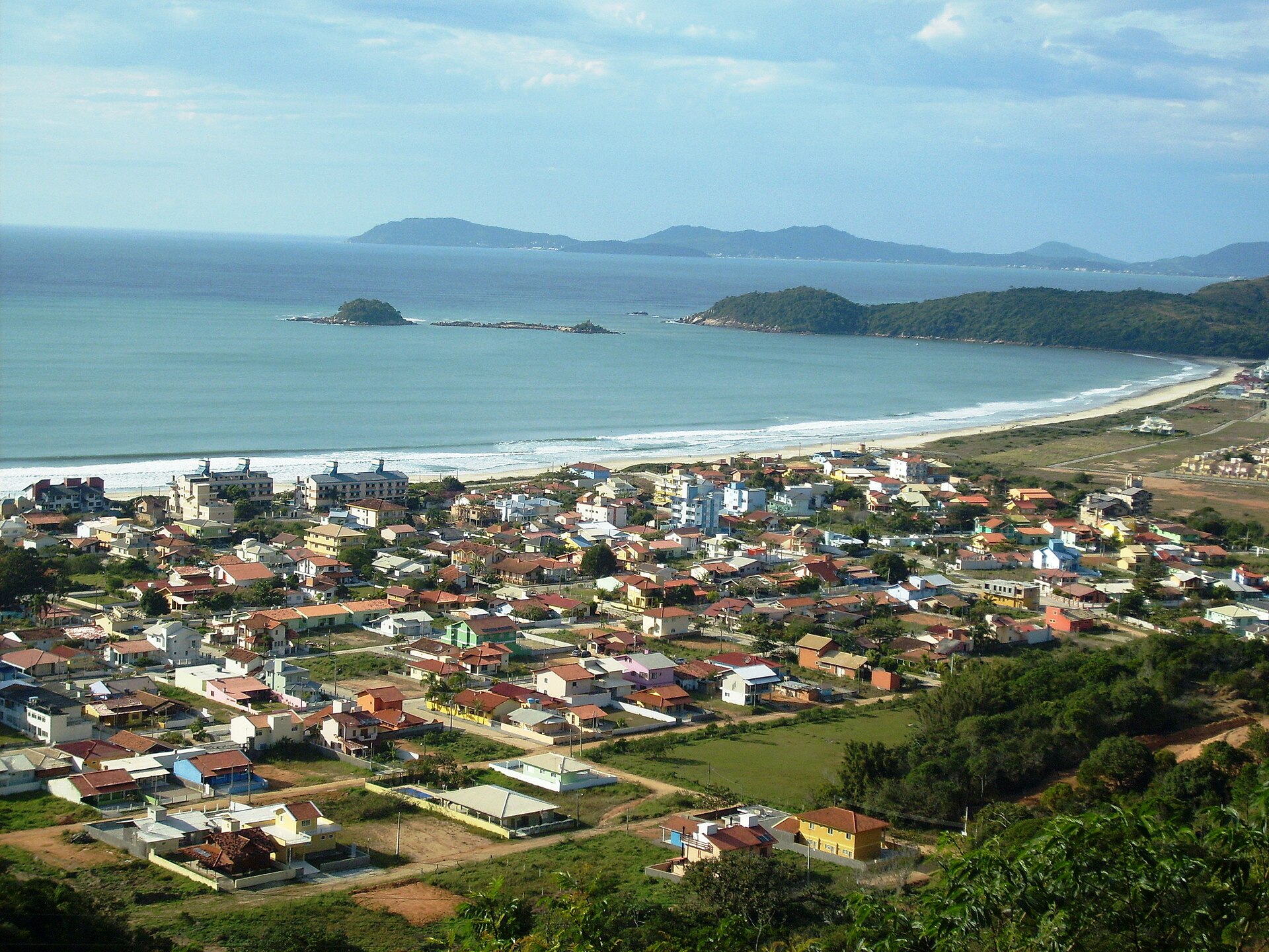 Cena de reportagem: fayl:GOVERNADOR CELSO RAMOS (Praia de Palmas), Santa Catarina, Brasil by Maria d, no trecho “As duas praias da lista”