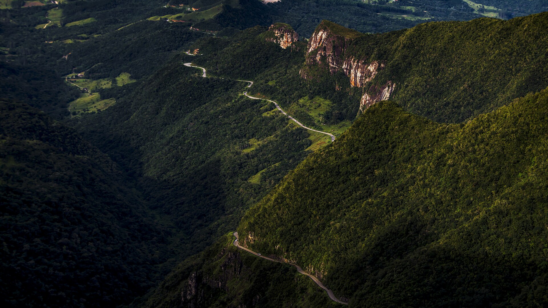 Cena de reportagem: file:Serra do Rio do Rastro, Santa Catarina, Brasil.jpg - Wikimedia Commons, no trecho “O que o ministério diz sobre Santa Catarina”
