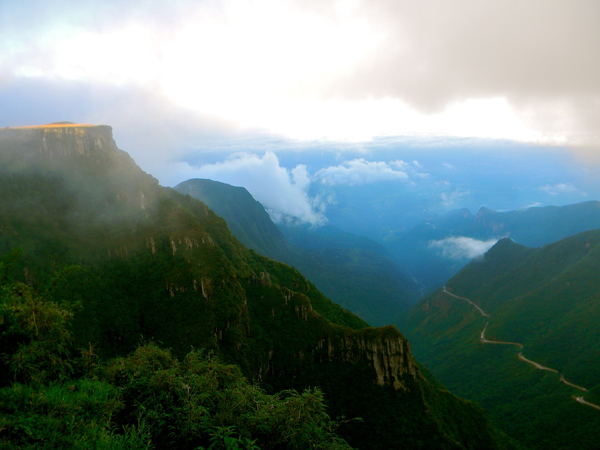 Cena de reportagem: file:Serra do rio do rastro, Santa Catarina, Brasil - panoramio.jpg - Wikimedia, no trecho “Como se preparar”