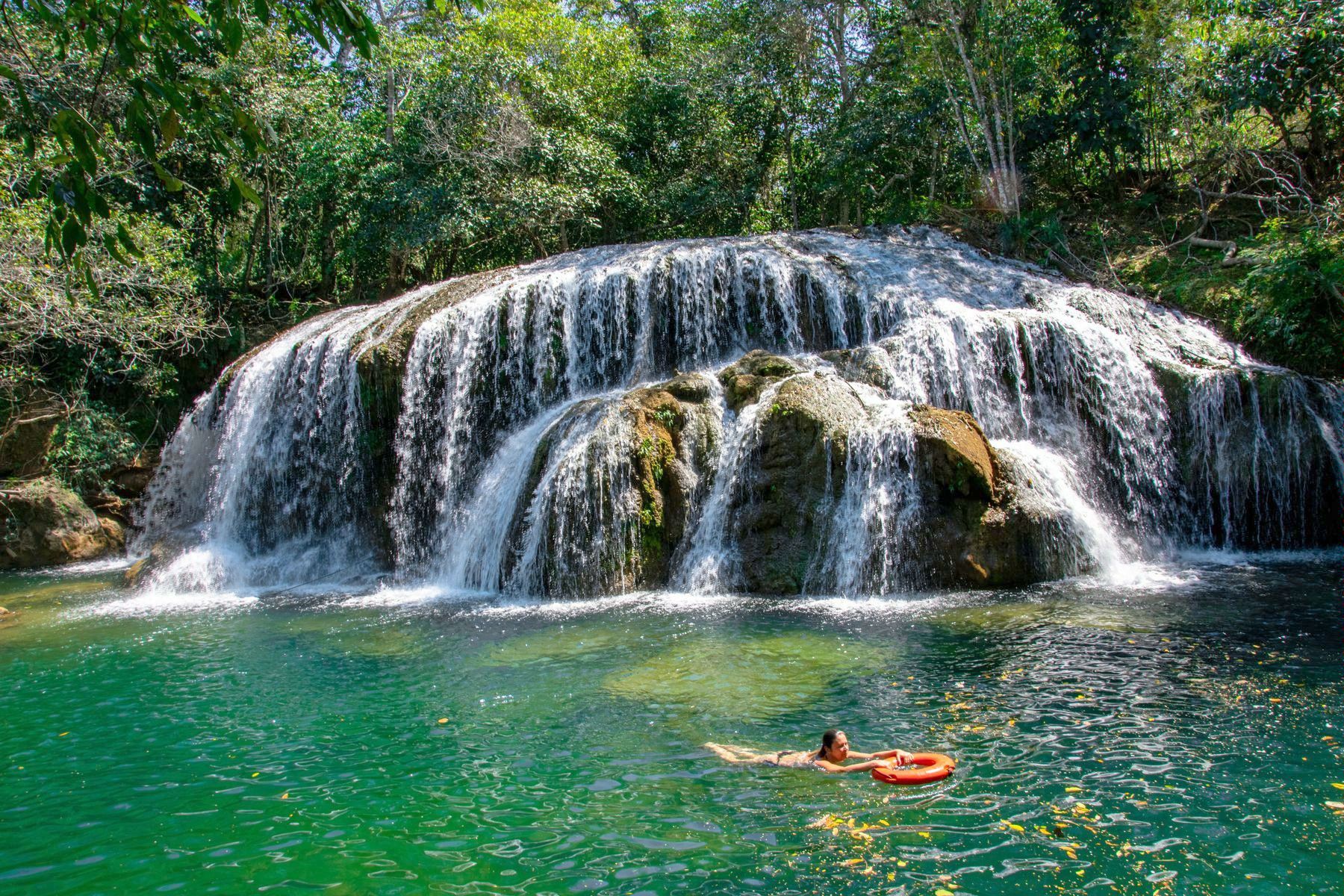 Cena de reportagem: бонито, no trecho “Flutuação, grutas e cachoeiras”