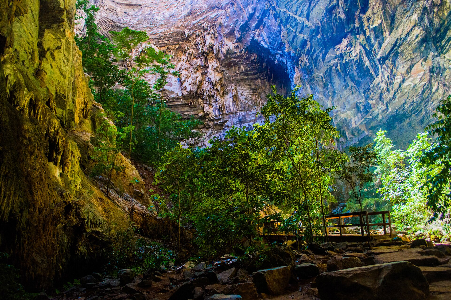 Cena de reportagem: file:Interior da caverna Janelão.jpg - Wikipedia, no trecho “Gruta do Janelão e pinturas rupestres”