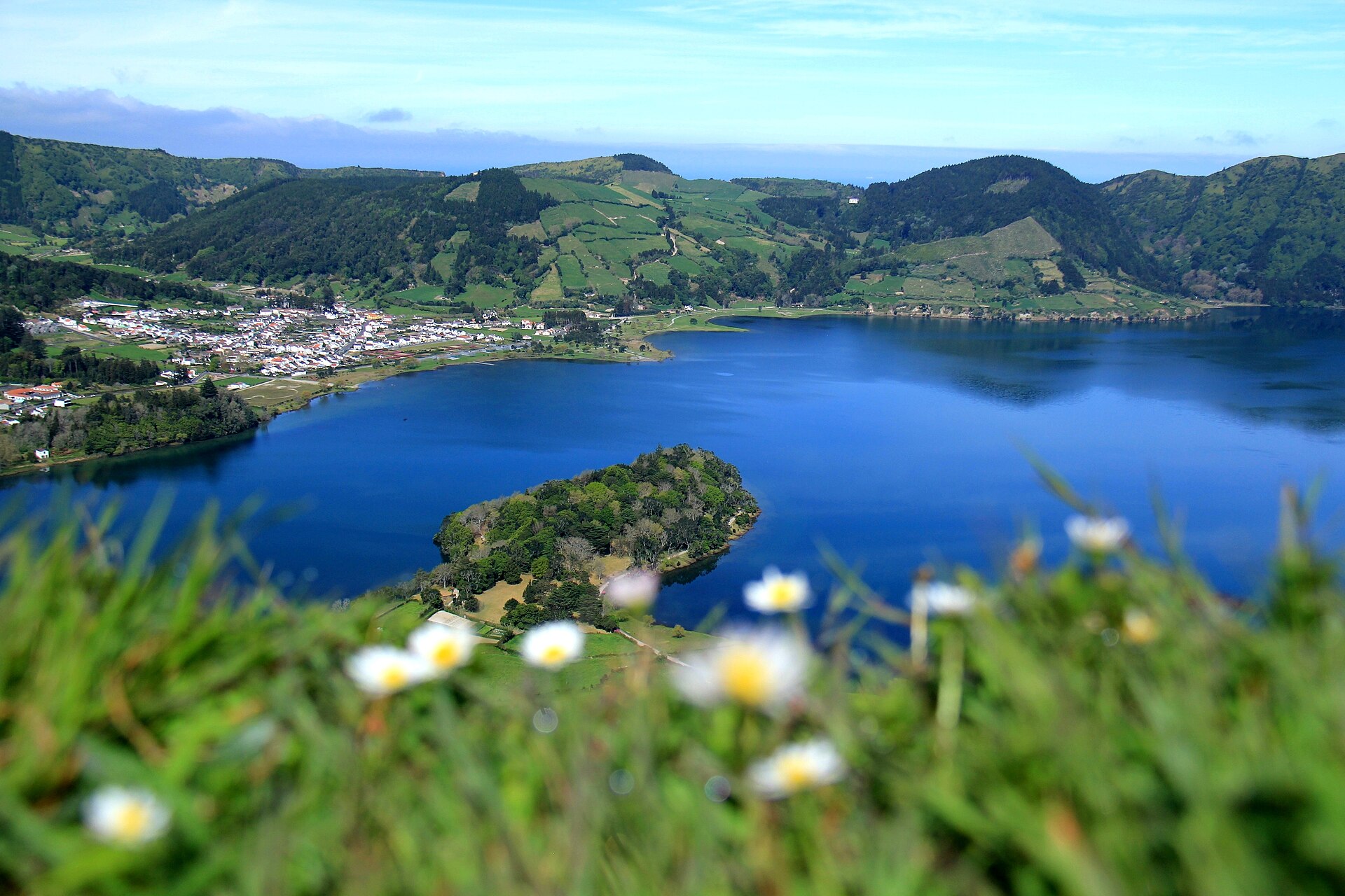 Cena de reportagem: file:Lagoa das Sete Cidades São Miguel Açores.jpg - Wikimedia Commons, no trecho “Como se preparar”
