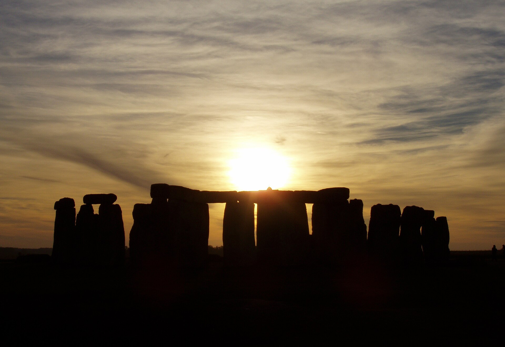 Cena de reportagem: file:Stonehenge cloudy sunset.jpg - Wikipedia, no trecho “Stonehenge: 1500 anos de reformas”