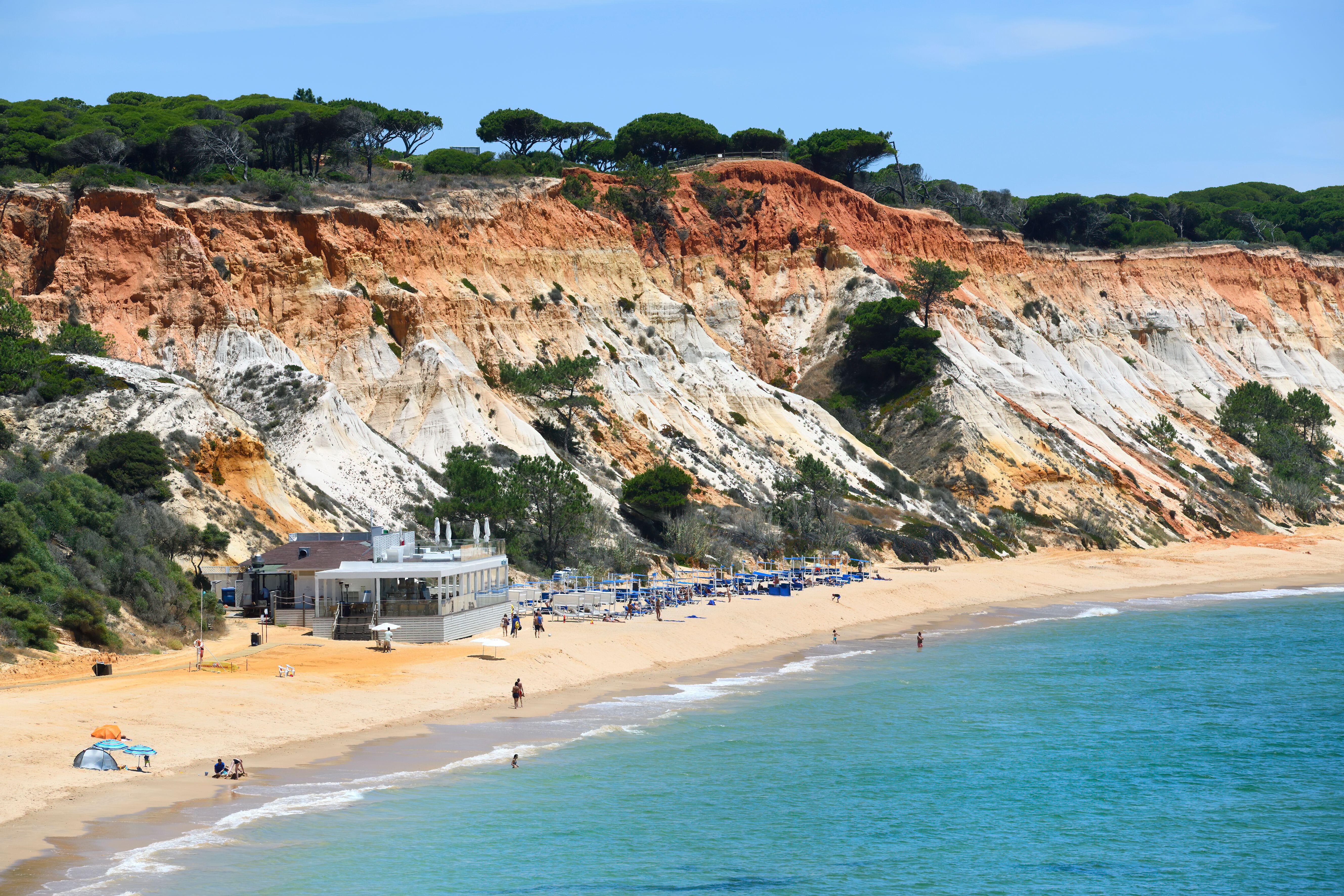 Cena de reportagem: the perfect European holiday destination for padel fans The Independent, no trecho “Portimão, Albufeira e a costa central”