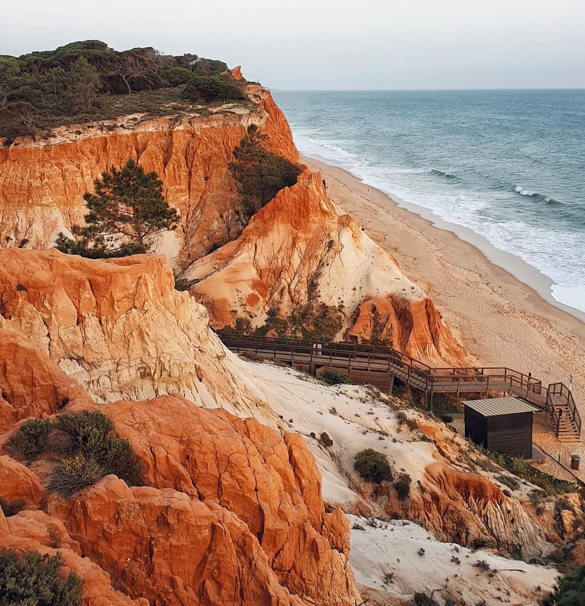 Cena de reportagem: albufeira’s Praia da Falésia amongst World’s Top 25 Beaches again - Essential Al, no trecho “Faro e a Ria Formosa”