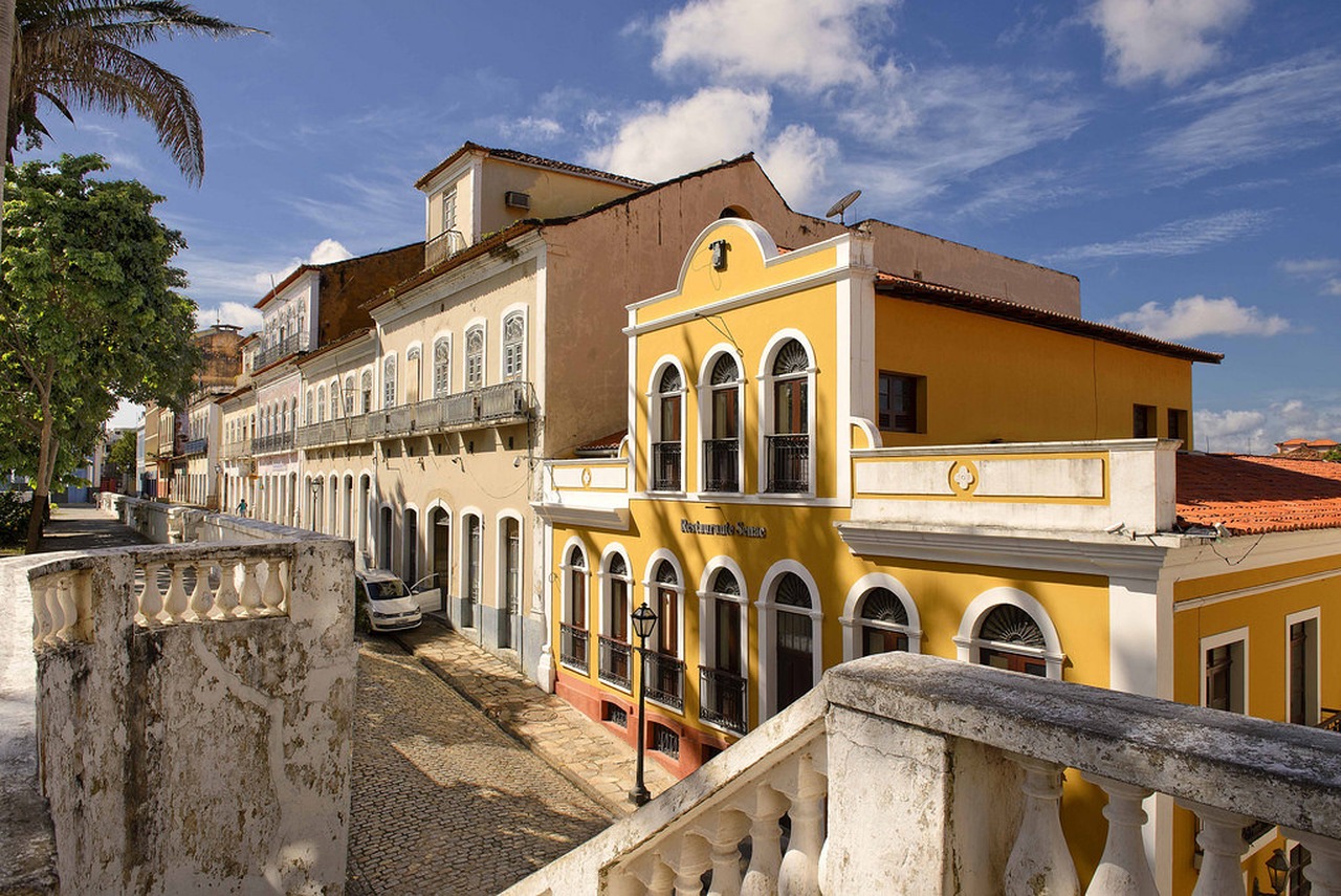 Cena de reportagem: centro Histórico São Luis, Brasil- Historic Downtown San L. Flickr, no trecho “Por que isso importa para quem viaja”