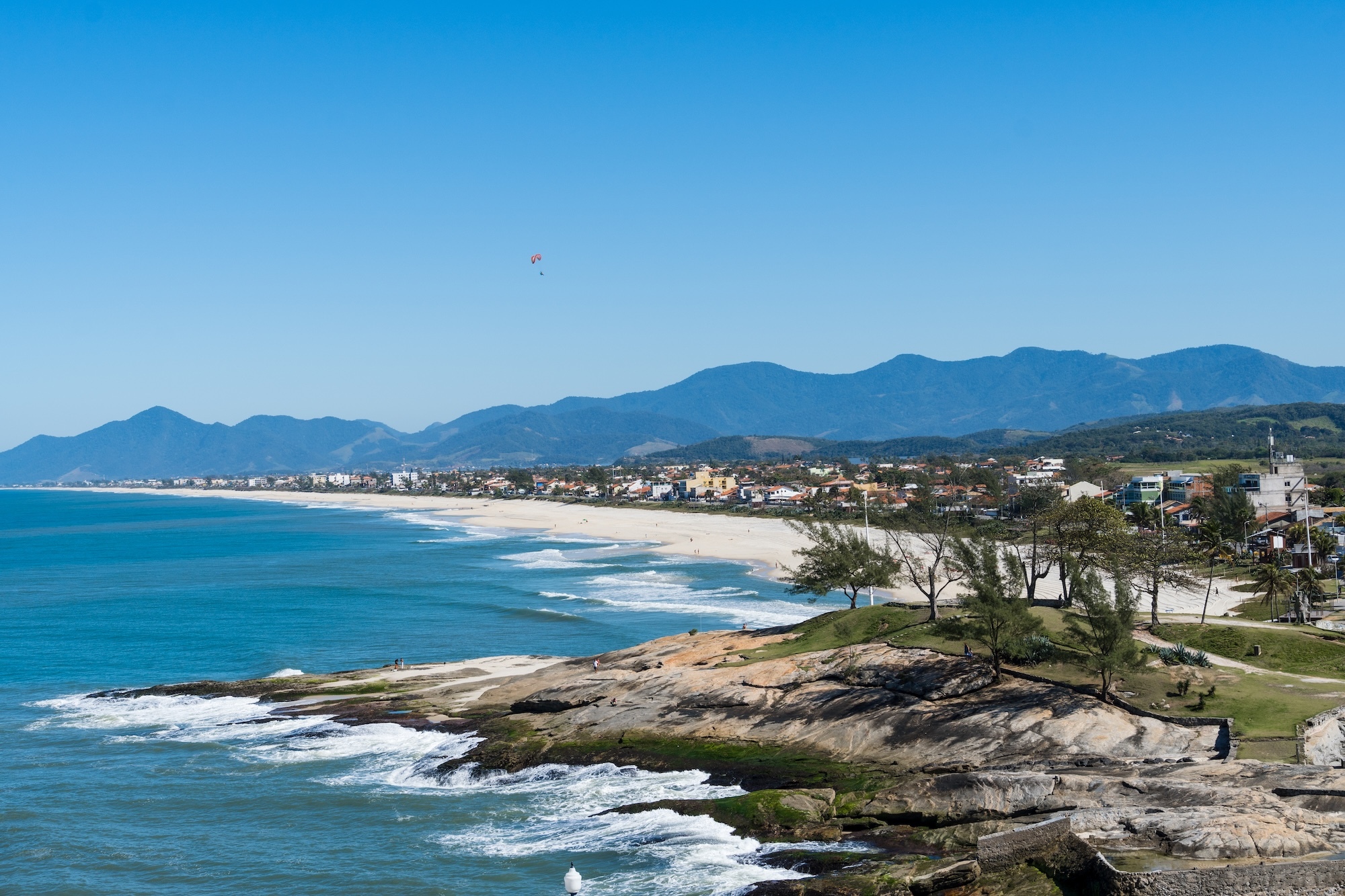 Cena de reportagem: top 10 Trending Beach Destinations for Late Summer Getaways, no trecho “Marinas fluminenses”