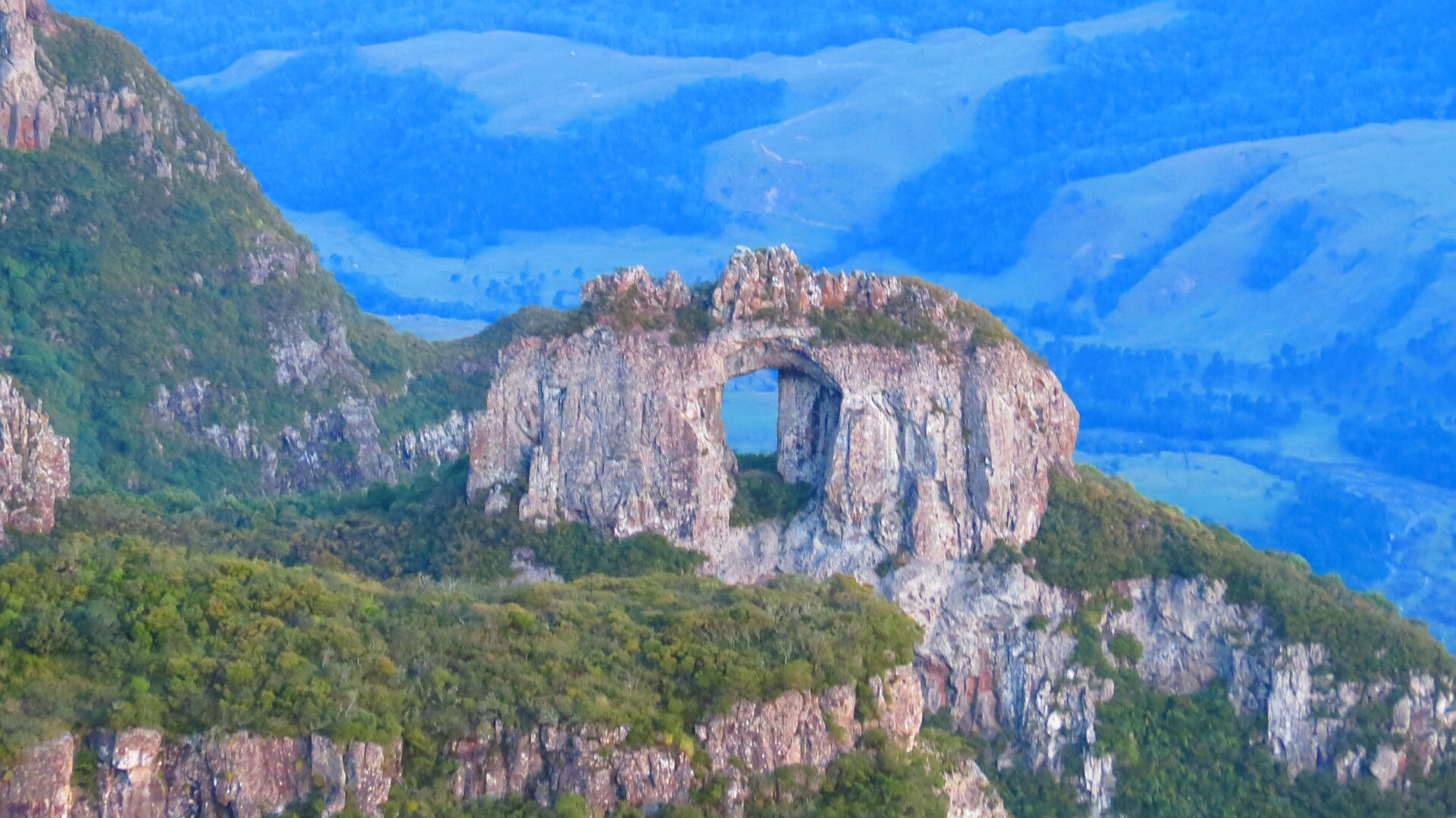 Cena de reportagem: pedra Furada (Santa Catarina) - Wikipédia, a enciclopédia livre, no trecho “Do núcleo de Azambuja para a região”