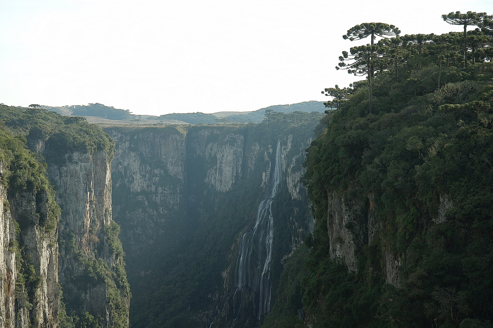 Cena de reportagem: file:Parque Nacional dos Aparados da Serra, Cânion Itaimbezinho (3).jpg - Wikime, no trecho “Como planejar”