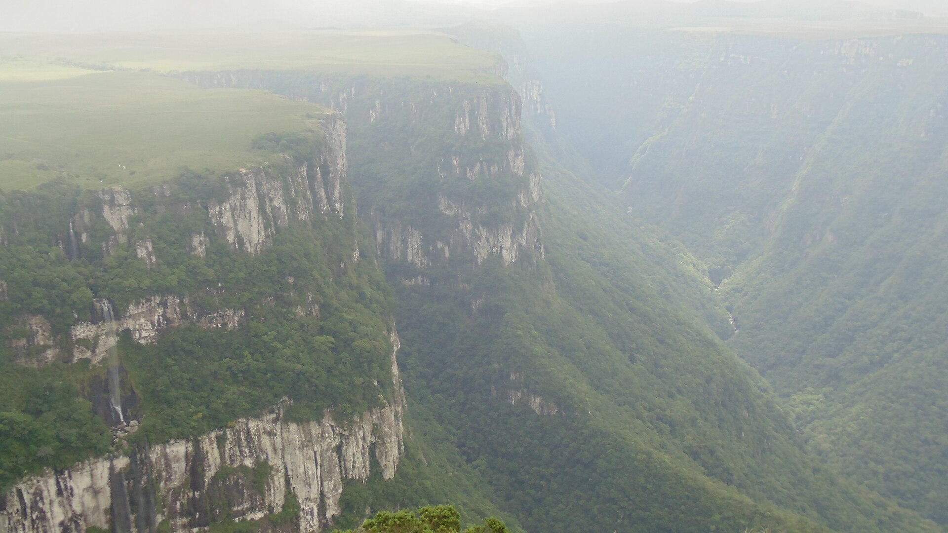 Cena de reportagem: file:Cânion Fortaleza, Cambará do Sul-Rio Grande do Sul-André Barroso da Veiga09, no trecho “O que levar e o que não pode”