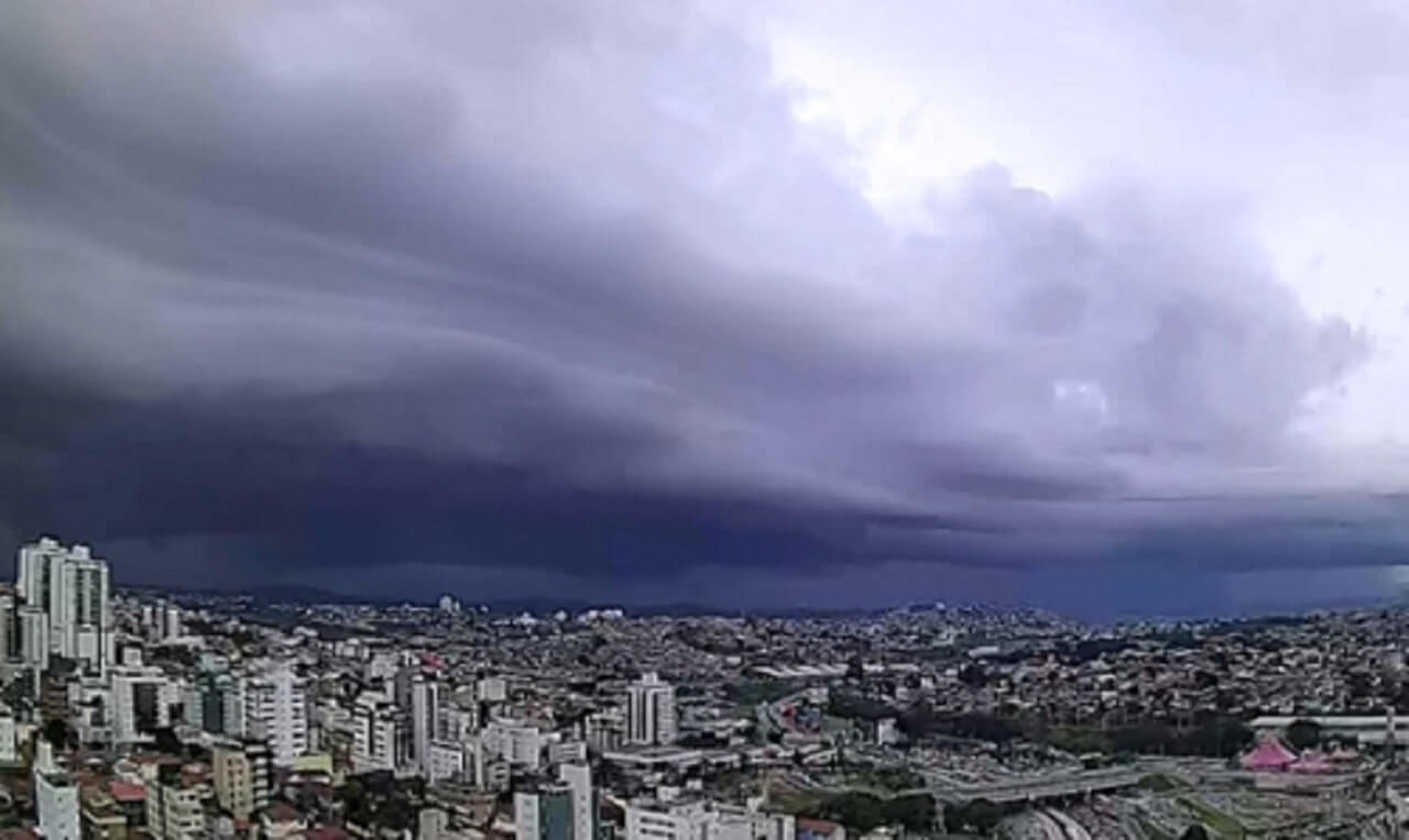 Cena de reportagem: avanço de forte chuva em Belo Horizonte/MG, veja o vídeo - Clima ao Vivo, no trecho “O que isso significava para a agricultura”