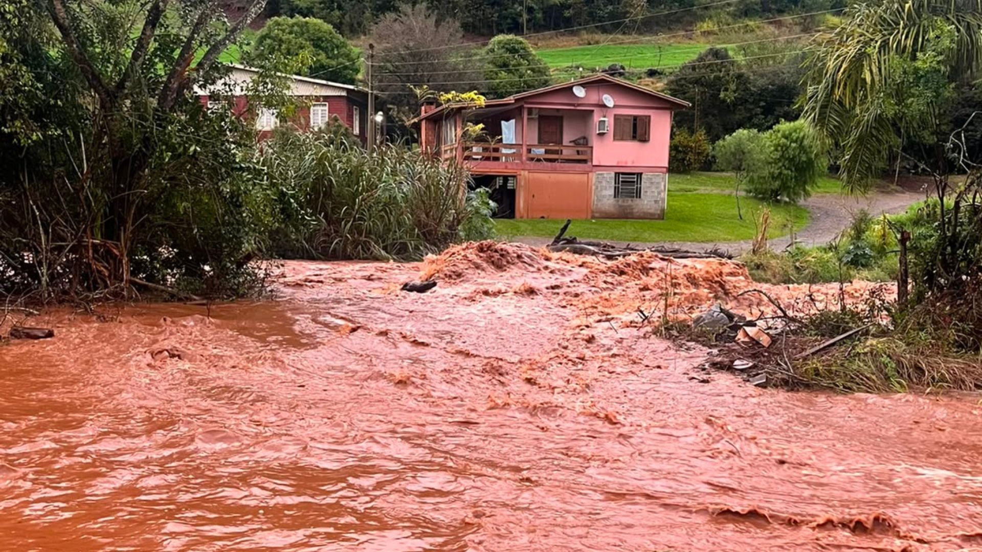 Cena de reportagem: chuva no Norte do RS cancela aulas, causa destelhamentos e alagamentos G1, no trecho “A seca avançou entre agosto e setembro”