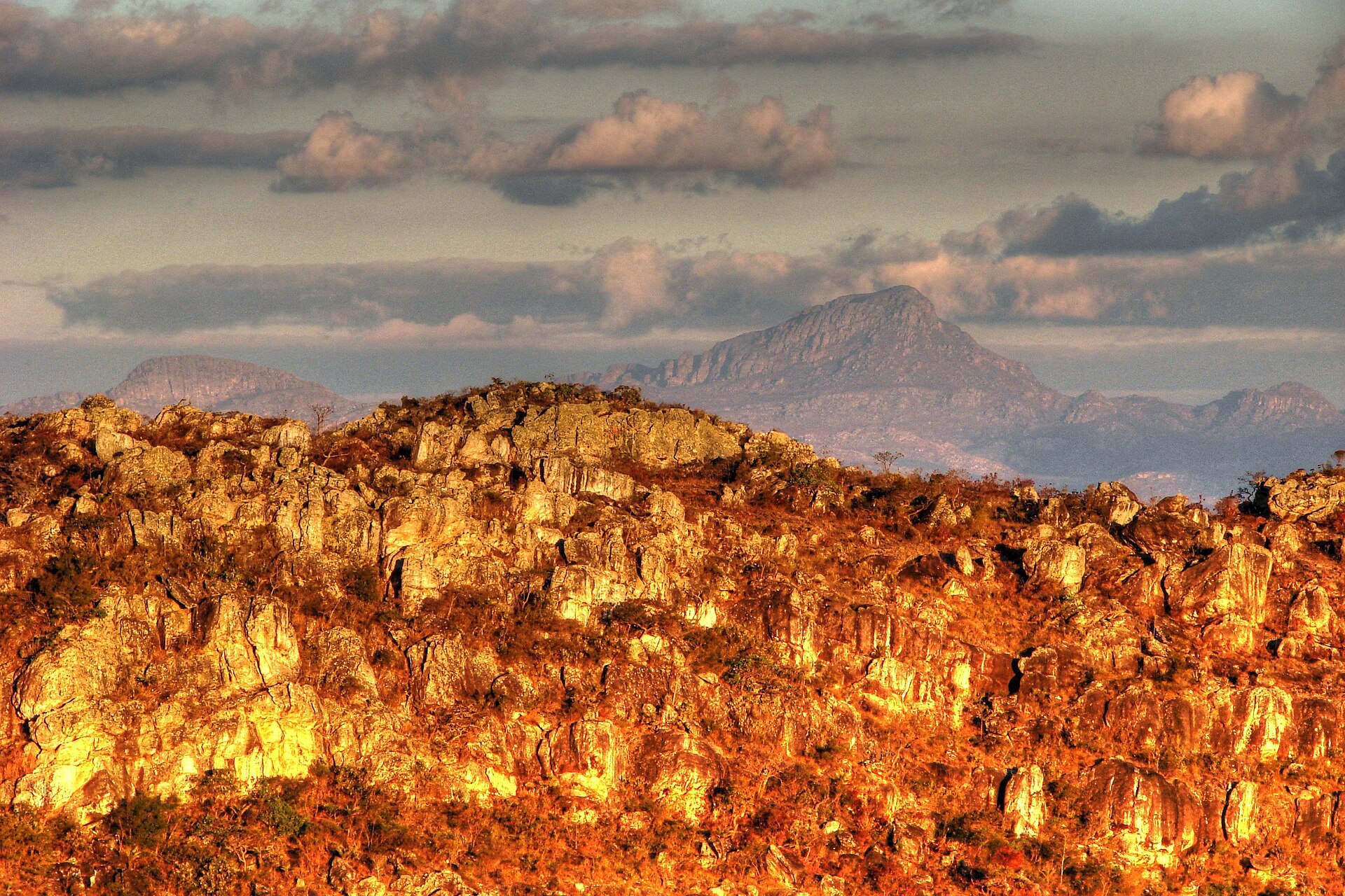 Cena de reportagem: file:Serra do Espinhaço - Diamantina - HDR (2314092267).jpg - Wikimedia Commons, no trecho “Guia obrigatório”