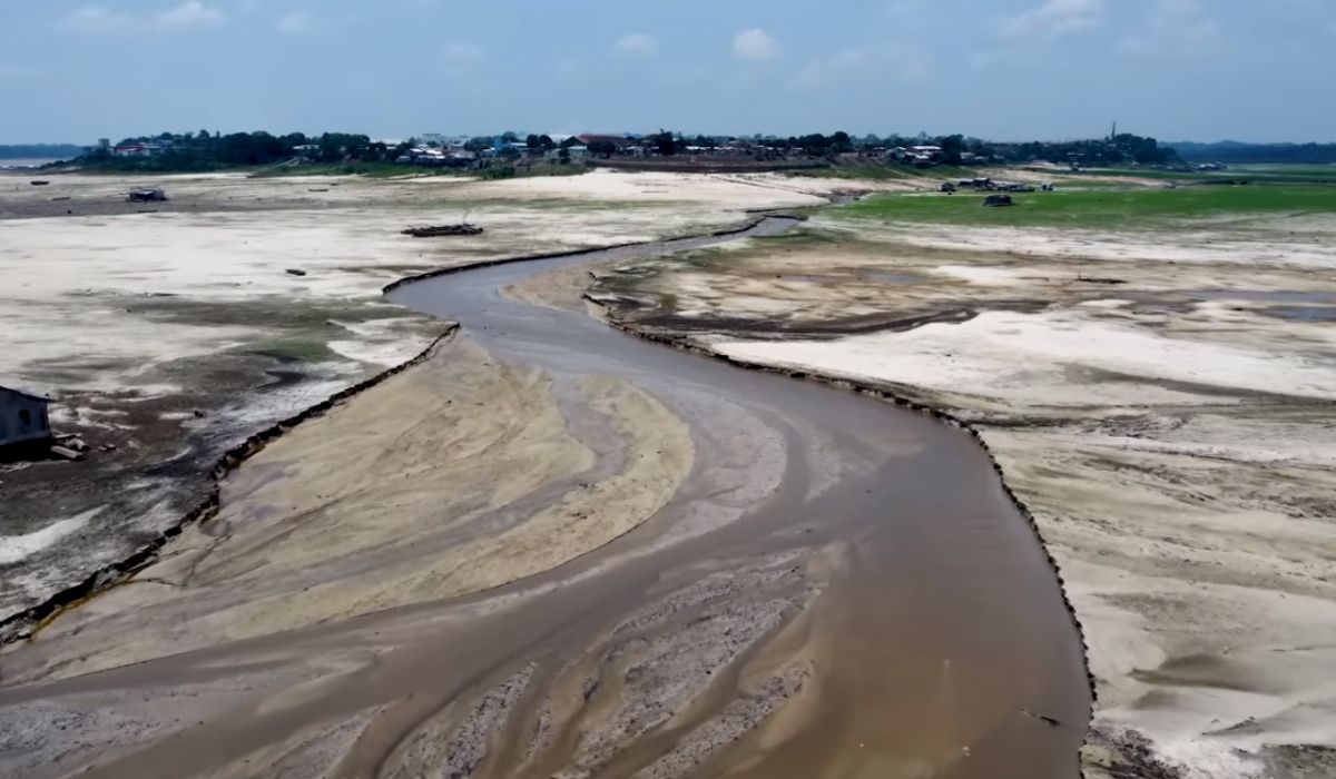 Cena de reportagem: nível do Rio Solimões chega a 1.74m e deixa situação dramática no Amazonas, no trecho “Onde a situação é mais grave”