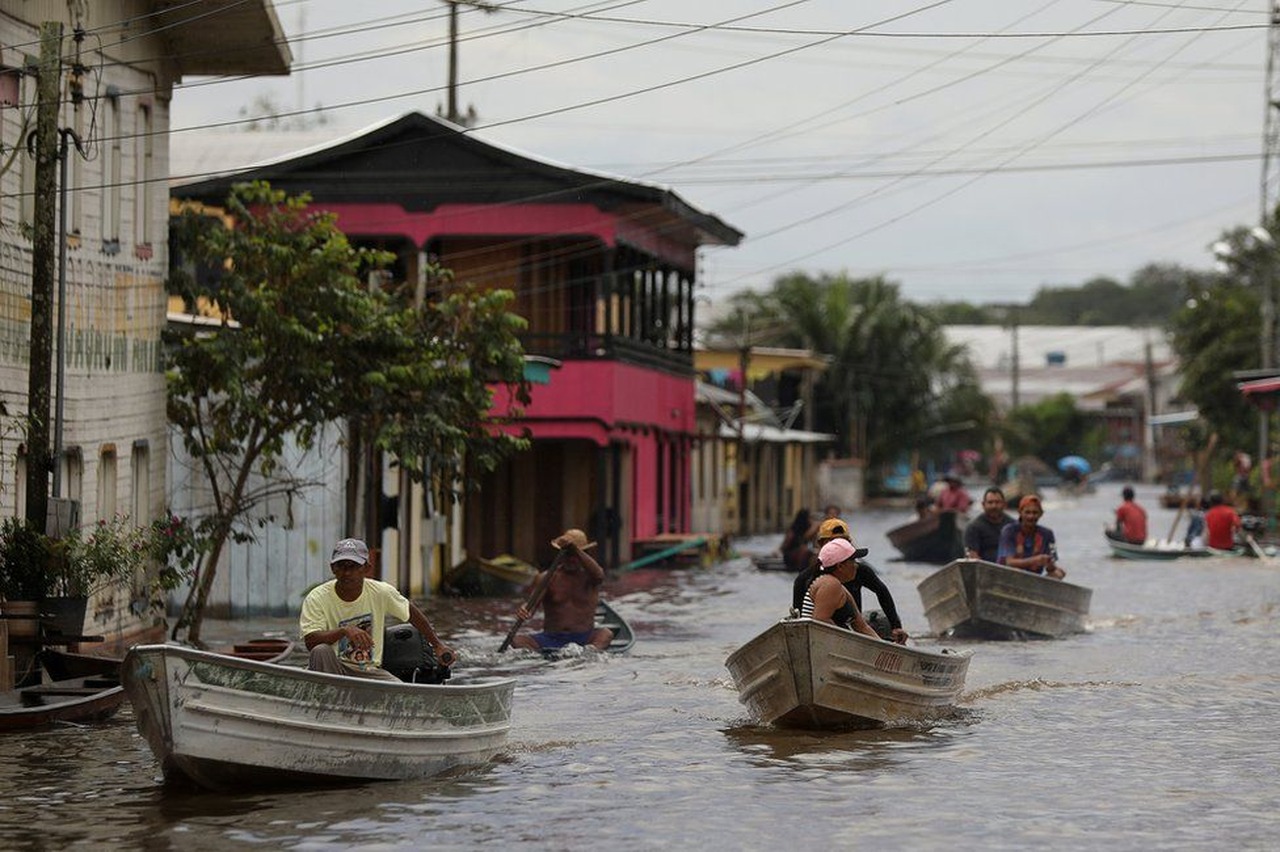 Cena de reportagem: brazil: First COVID, Now Floods Ravage the Amazon Region The St Kitts Nevis Obse, no trecho “Por que a chuva se intensificou”