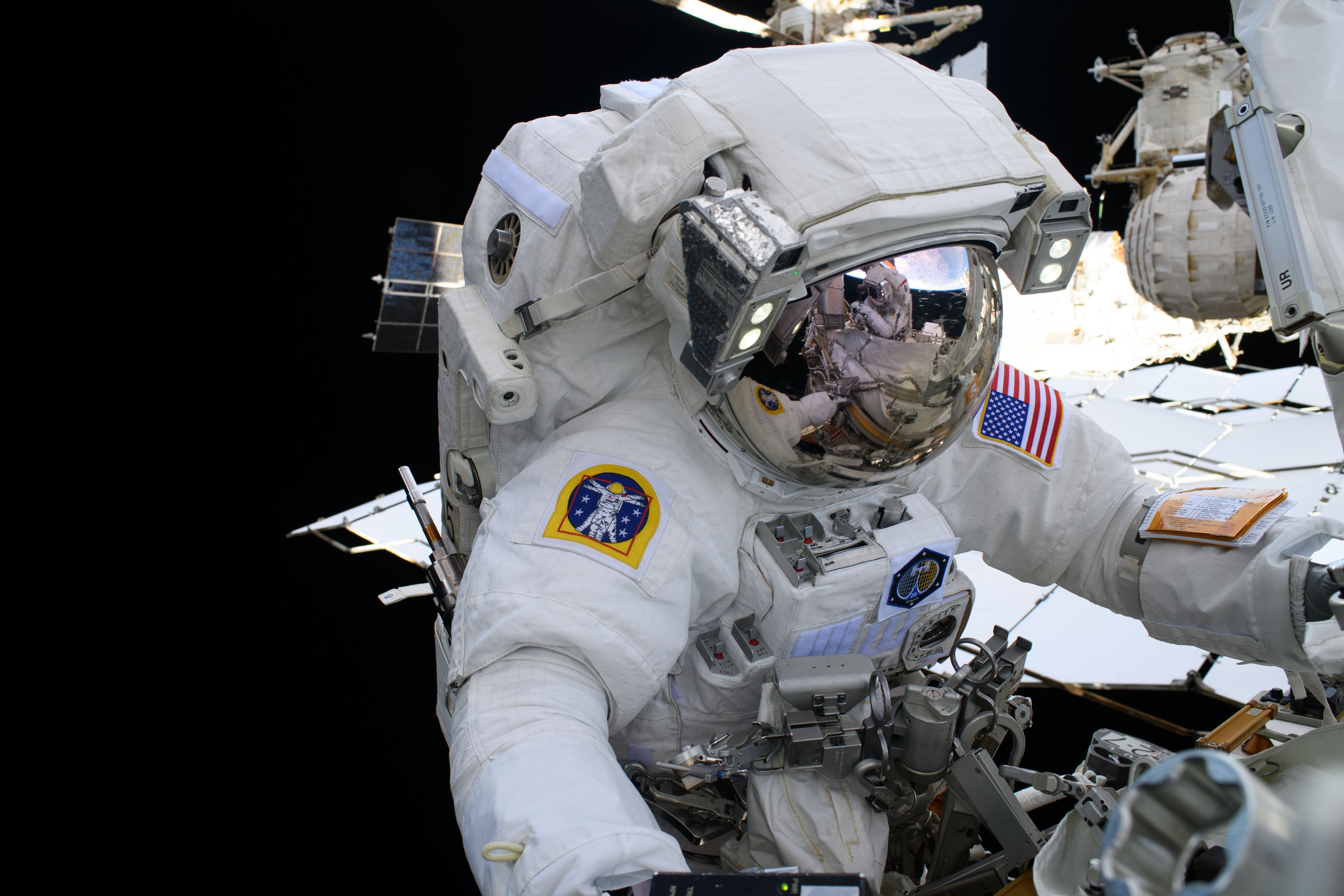 Cena de reportagem: nASA to Preview US Spacewalks at Space Station in January - NASA, no trecho “Como os satélites medem a água”