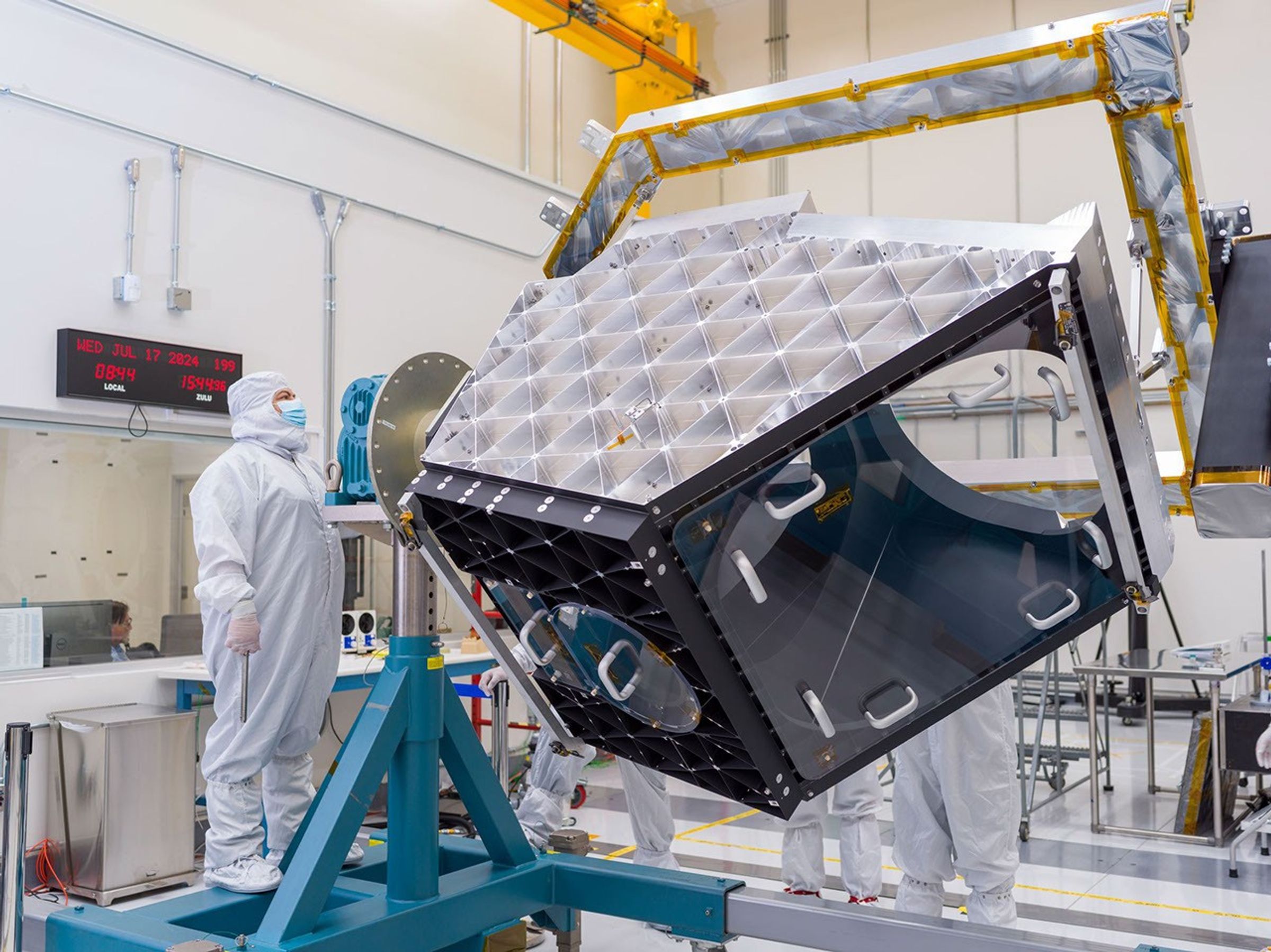 Cena de reportagem: nEO Surveyor's Telescope Optical Bench Under Construction at JPL - NASA Science, no trecho “O telescópio”