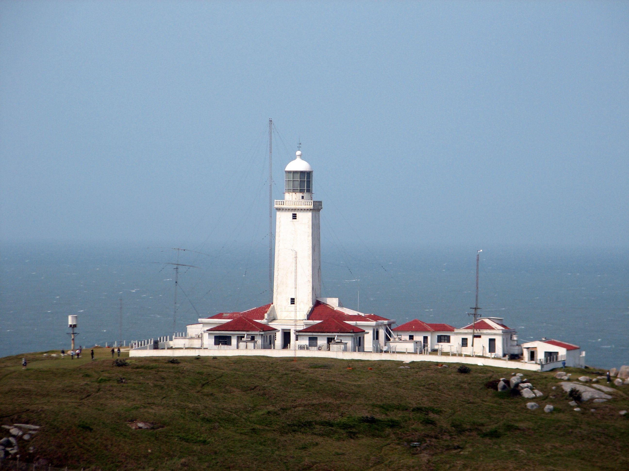 Cena de reportagem: file:Farol Santa Marta Brasil.jpg - Wikimedia Commons, no trecho “Uma luz que se vê de longe”