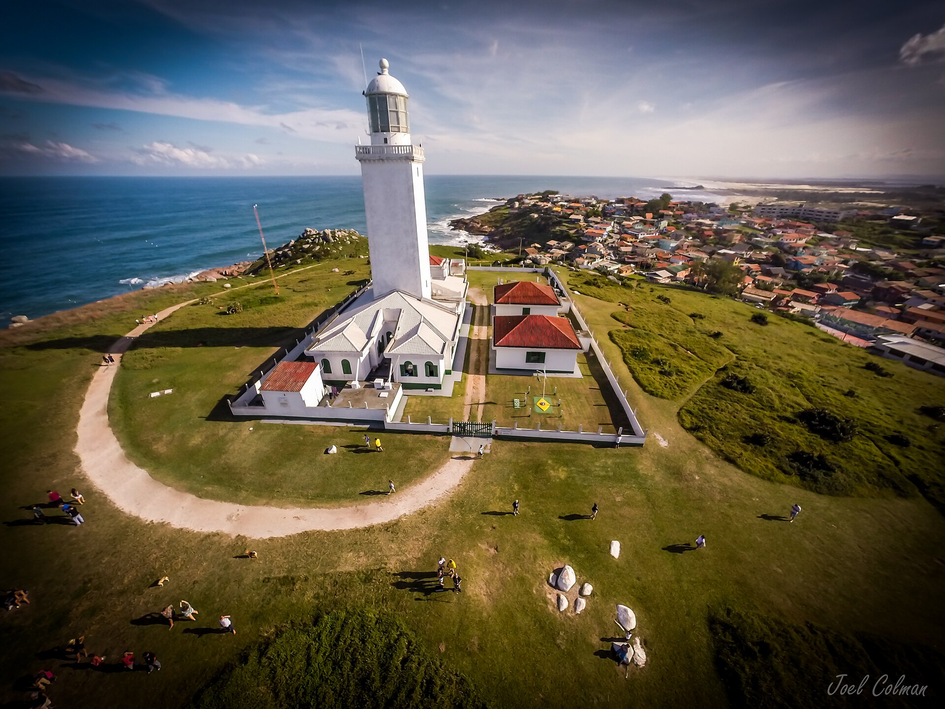 Cena de reportagem: file:Santa Marta Lighthouse in Laguna - SanTa Catarina - Brazil.jpg - Wikipedia, no trecho “Antes de ir”