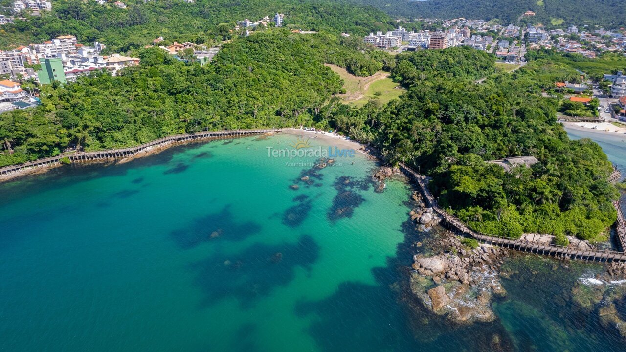 Cena de reportagem: apartment in Praia de Bombas (Bombinhas) for vacation rental, no trecho “Como chegar e o que encontrar”