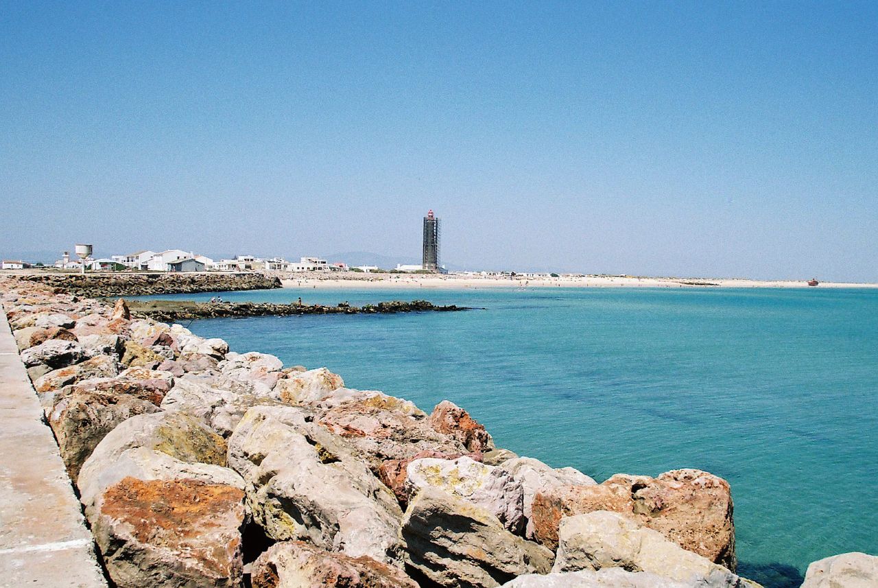 Cena de reportagem: file:Praia do Farol.jpg - Wikimedia Commons, no trecho “Por que a baleia dá nome à praia”