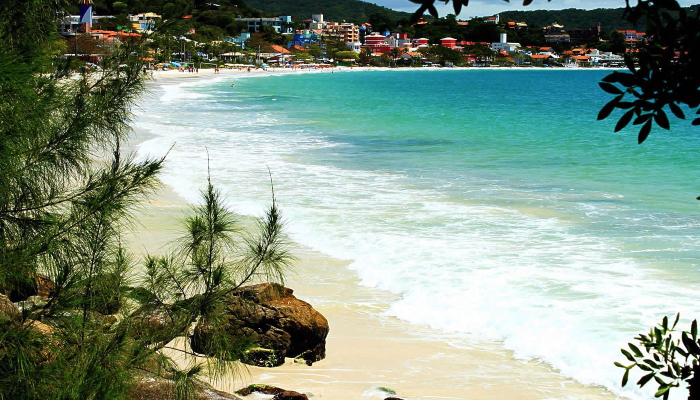 Cena de reportagem: pRAIA DE BOMBINHAS (2026) All You SHOULD Know Before Going (with Must-Read Revie, no trecho “Quando ir e como chegar”