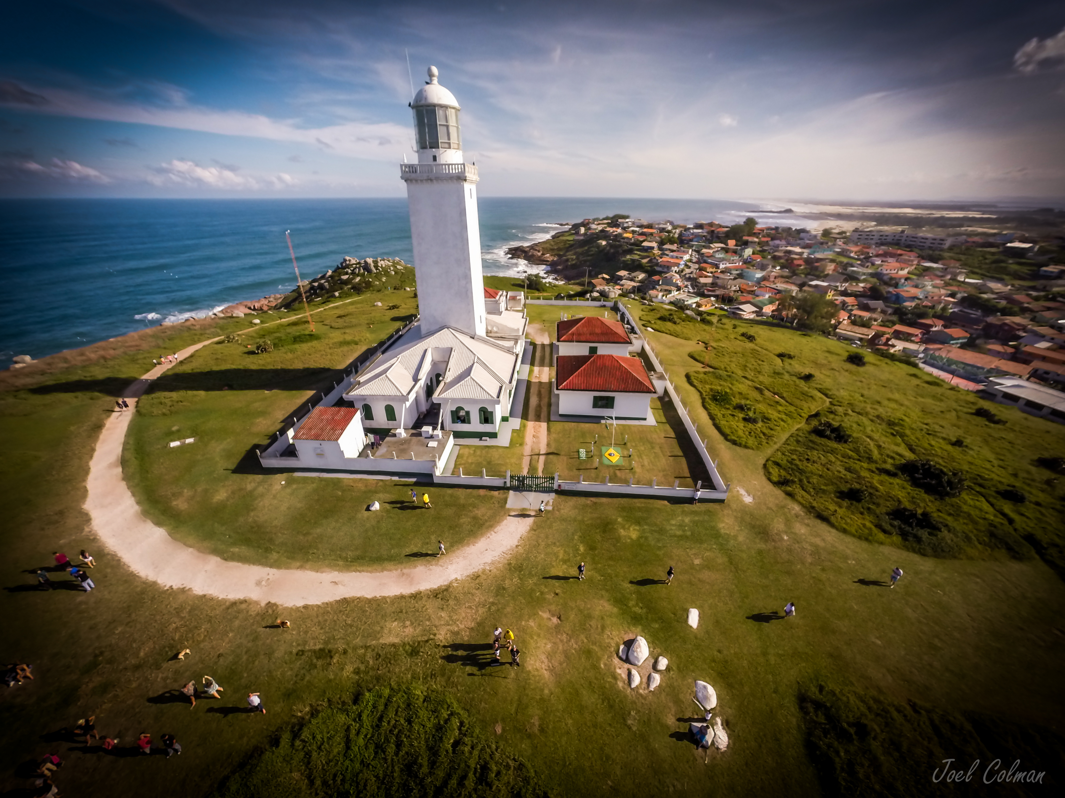 Cena de reportagem: file:Santa Marta Lighthouse in Laguna - SanTa Catarina - Brazil.jpg - Wikipedia, no trecho “O que significam 46 milhas e 22 milhas”