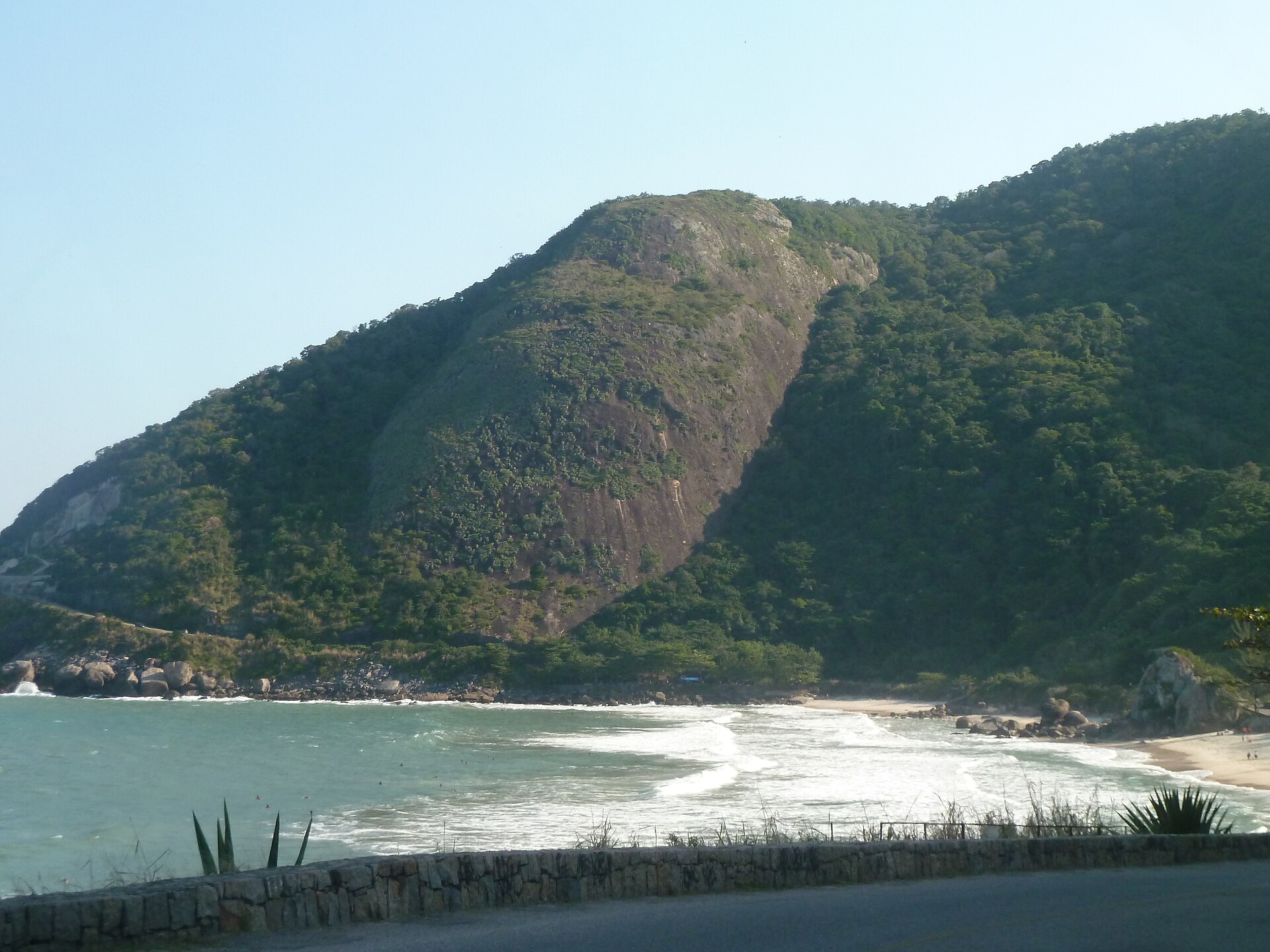 Cena de reportagem: file:Prainha.BarradaTijuca.JPG - Wikipedia, no trecho “As praias por município”
